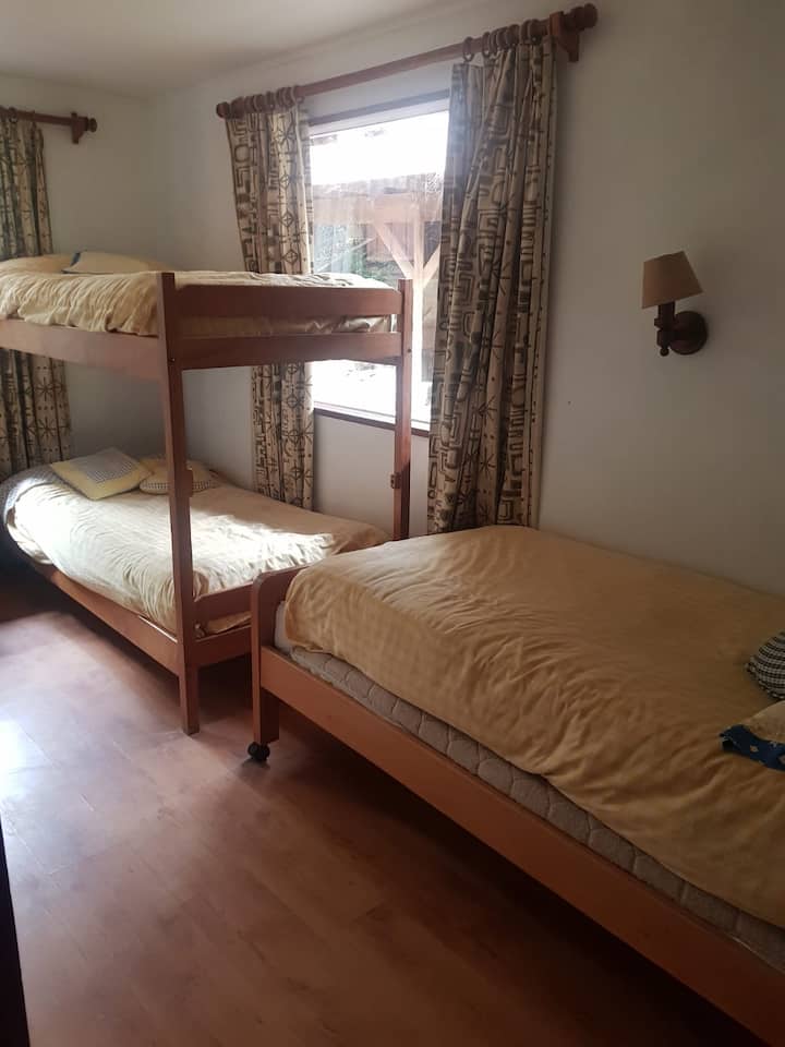 спална соба со 3 кревета 