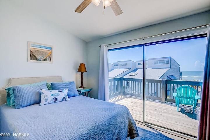 Dormitorio principal en el tercer piso. Tiene vistas maravillosas de la piscina comunitaria y el Océano Atlántico.