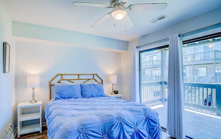 Dormitorio 2 en el primer piso con una cama tamaño queen. Se proporcionan sábanas limpias y frescas. Esta habitación tiene una terraza privada con vistas al mar y a la piscina