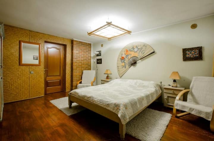 ห้องนอนบนชั้น 2 บนที่นอน 2 แห่ง พร้อมห้องน้ำในห้อง มีระเบียง/ลานระเบียงที่ใช้ร่วมกันสำหรับ 2 ห้อง 