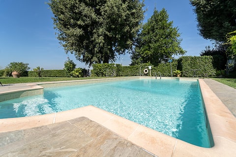 Annuncio Airbnb popolare: Charming apartment with garden, pool and valley view a Terricciola