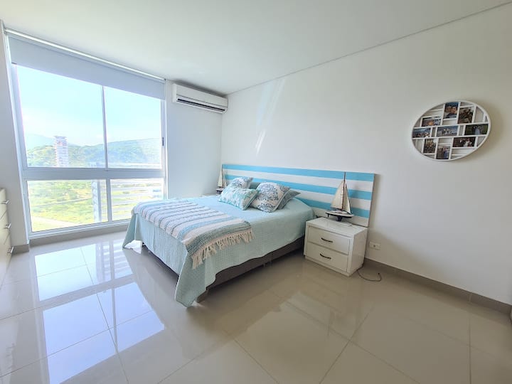 Hlavná izba - veľmi osvetlená - Manželská posteľ. Klimatizácia. Inteligentná TV