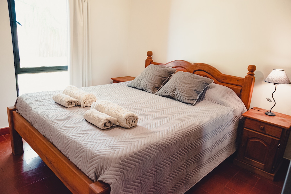 Habitación principal.
Cama matrimonial con vista al exterior