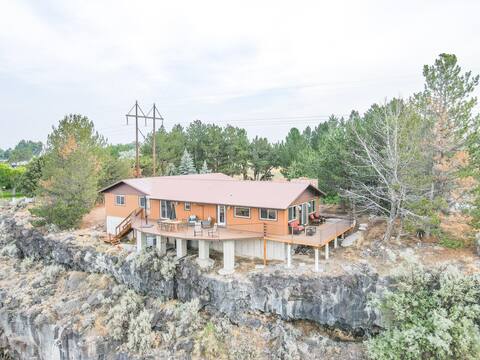 Beautiful 3 Bedroom Home with an Amazing View!