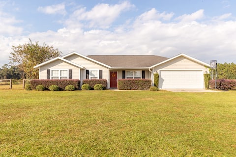 6+ Sleeper Farm Escape with Huge Yard & RV Hookup