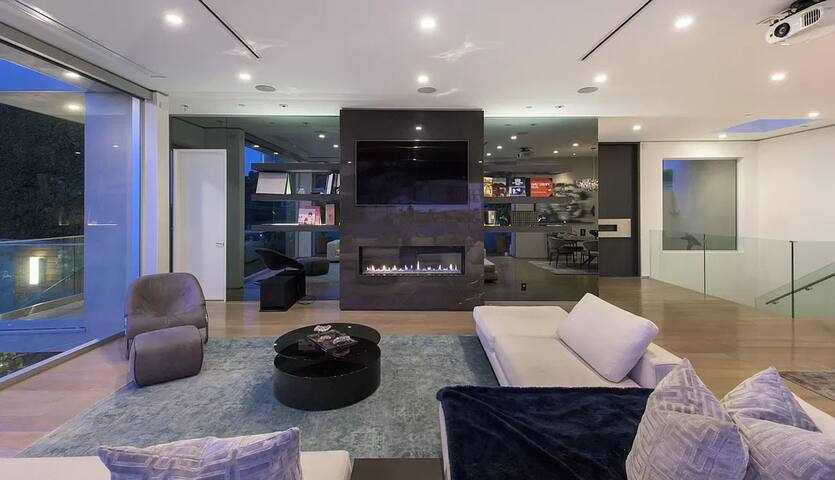 Luxury Hollywood Hills Villa | Spectacular View gallery image 5