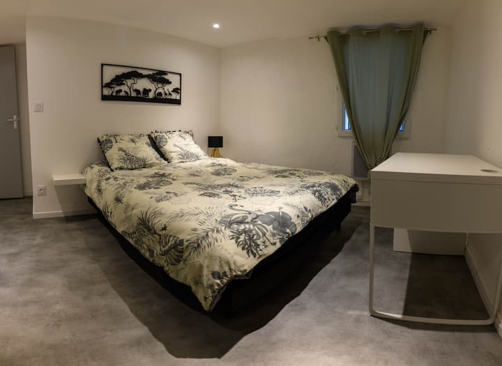 שני חדרי השינה מצוידים בשולחן כתיבה ובחדר הלבשה.