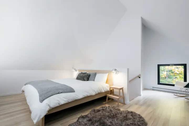 спалня с голямо двойно легло 