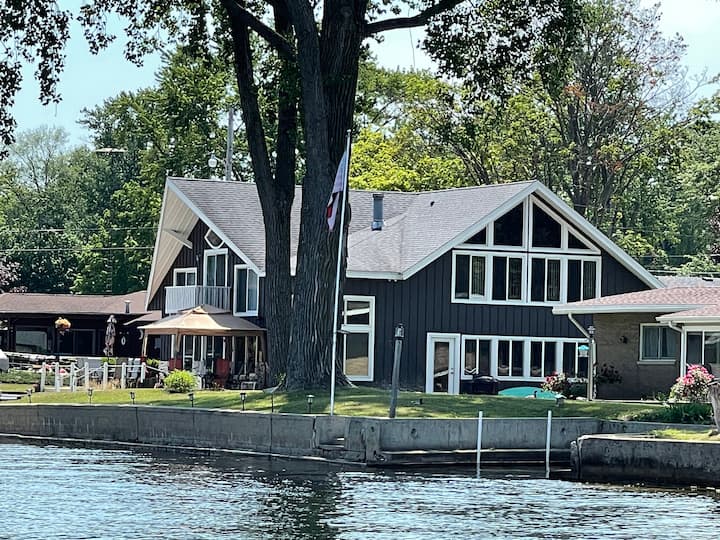 Paw Paw Lakefront 4BR • Dock & Kayaks • Sleeps 12