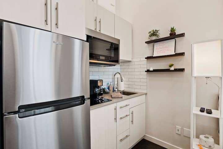 Bright Modern Studio With Kitchen In Ballard - Seattle, WA