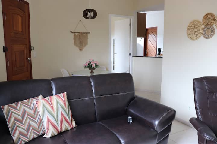 Dhomë televizori, dhoma e ngrënies. Në dhomën e gjumit në sfond 1 dhe në kuzhinë.