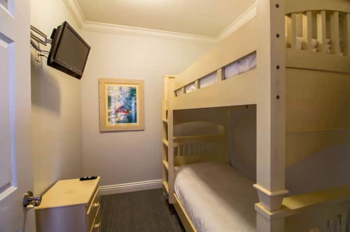 Dhomë gjumi për vizitorë me krevat dopio.