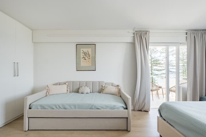 تم الآن استبدال هذا السرير النهاري بسرير أريكة كبير في غرفة النوم الرئيسية. يحتوي على شرفة وإطلالات على المحيط.