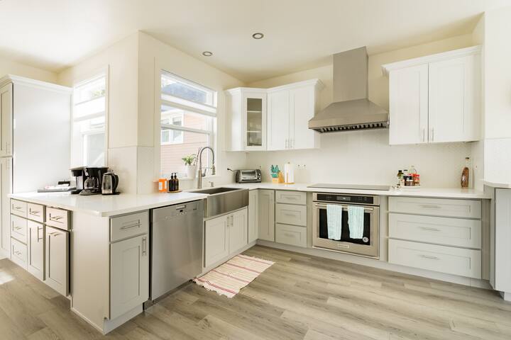 Elegant 6BR Millionaires Row Retreat Near Downtown gallery image 3