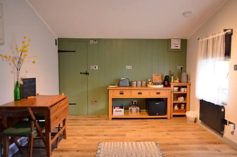 Cosy garden cabin with a private verandah