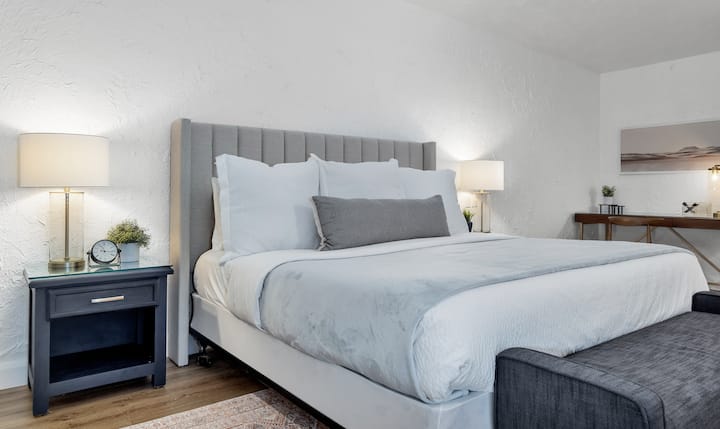 Letto king-size con materasso Posture-Pedic di fascia alta.  Goditi l'arredamento fresco e aggiornato.  