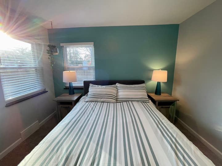 Druga spavaća soba ima bračni krevet „Purple Hybrid Madrac”.  Završni stolovi također imaju ugrađene USB utikače za jednostavan pristup.