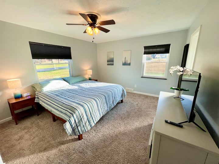 Glavna spavaća soba ima madrac King size „Helix dusk luxe”, komodu, pametni TV i privatnu kupaonicu. Sat na stoliću također ima bežično punjenje za vaš telefon.