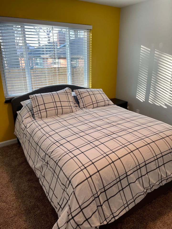 U trećoj spavaćoj sobi nalazi se madrac Queen „Dreamcloud” i pametni TV. Svijetlo i veselo! 