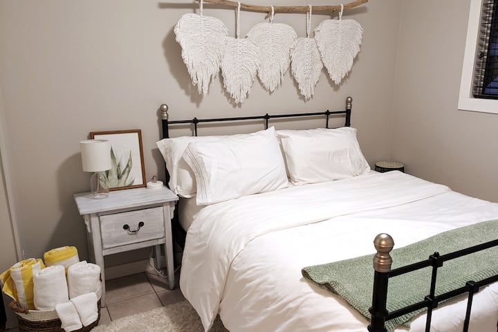 Dhomë gjumi "queen" në katin e sipërm, pranë banjës kryesore