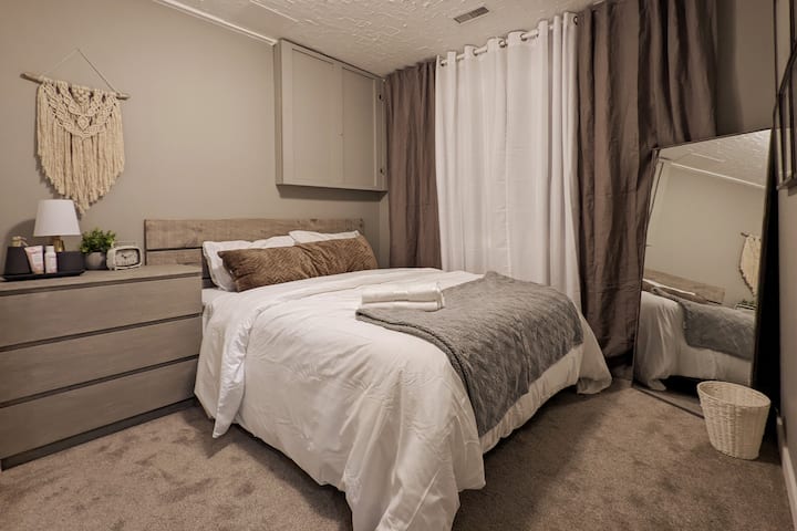 Dhoma e dytë e gjumit në katin e poshtëm me krevat dopio "queen" dhe qilima të trashë dhe grila të errëta. E përkryer për ata që duan të flenë më vonë