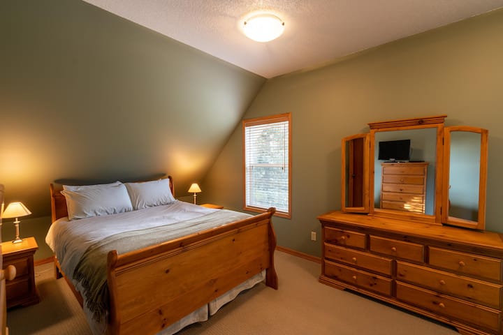 Master bedroom in 'Cozy Bear' Cabin