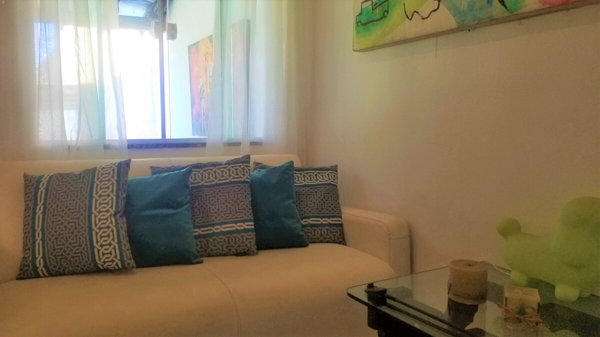 Chumba cha televisheni ya inchi 42 chenye Globoplay, YouTube. 