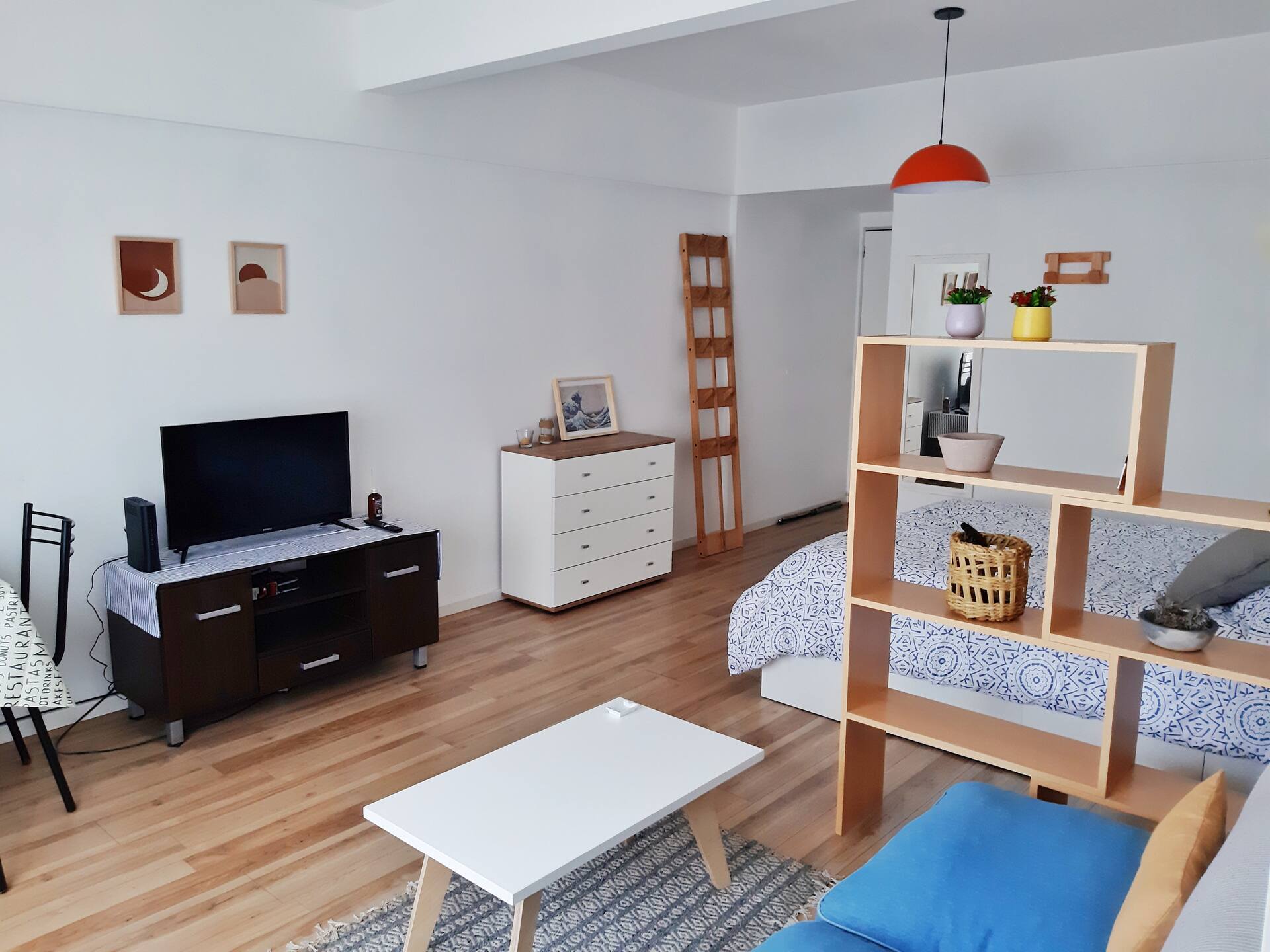 A warm and bright studio in Cid Campeador