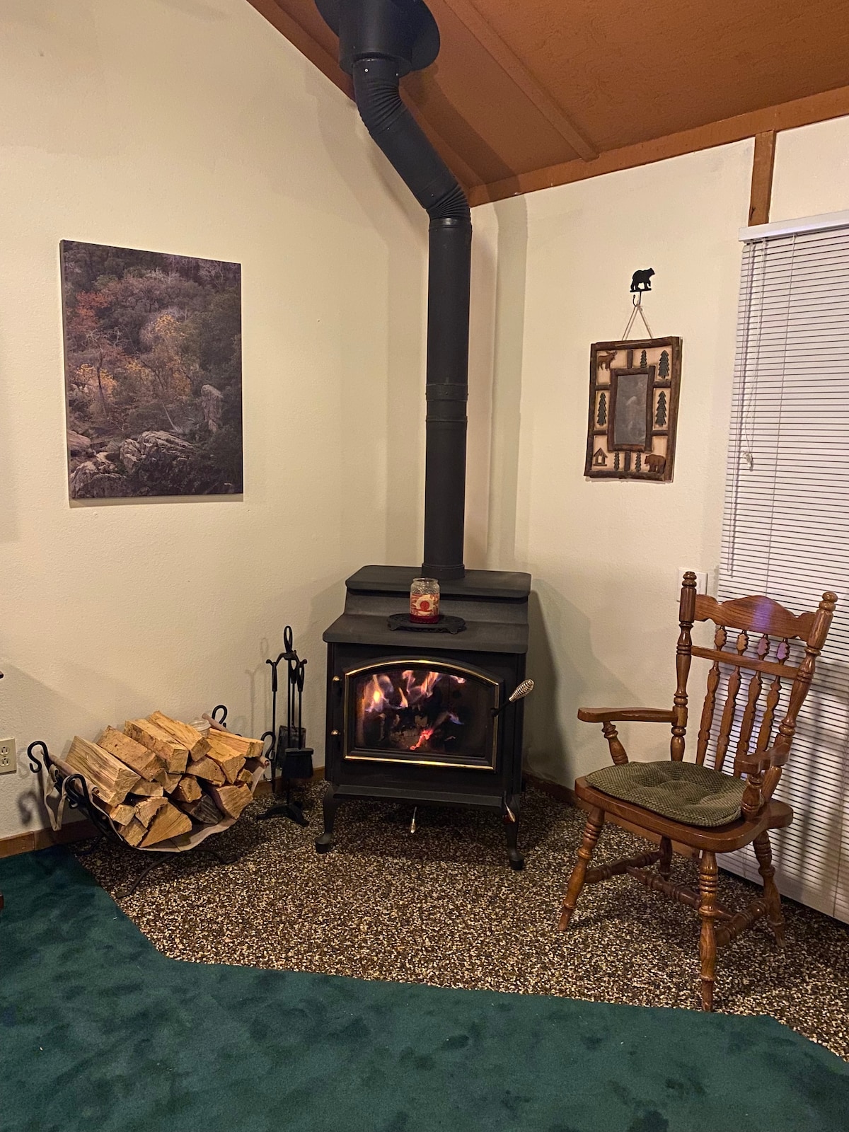 Top Airbnb: Wesley's Wonderland - Shaver Condo with large deck in Shaver Lake
