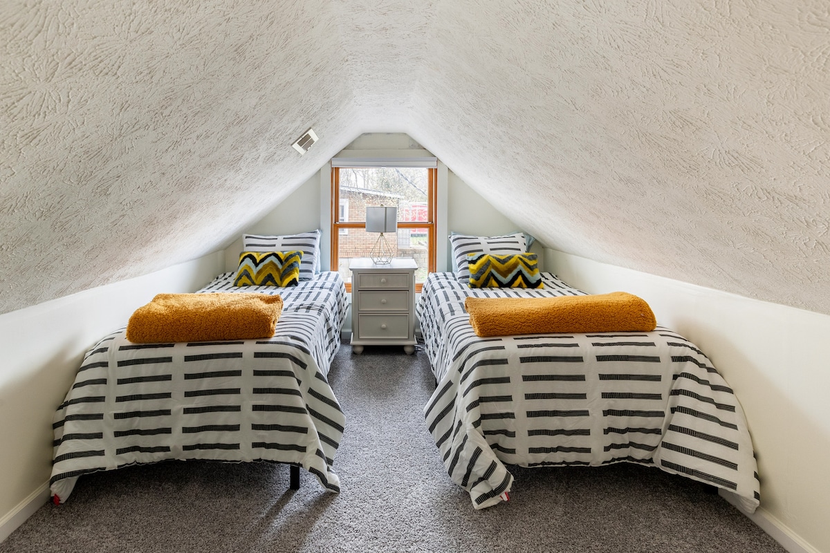 ตั้งอยู่ชั้นบนห้องนอนนี้มีเตียงคู่ XL สองเตียงเพื่อช่วยให้นอนได้อีกสองคนอย่างสะดวกสบายในบ้านหลังนี้ พรมใหม่จะทำให้เท้าของคุณรู้สึกดีมากเมื่อคุณก้าวลงไปบนนั้นและมุ่งหน้าลงไปชั้นล่างเพื่อชงกาแฟยามเช้าของคุณ!