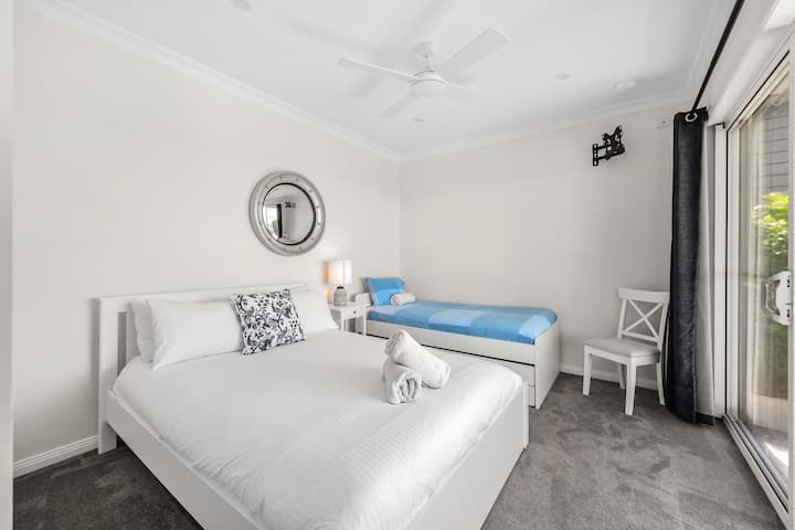 Downstairs bedroom with queen and single bed. 