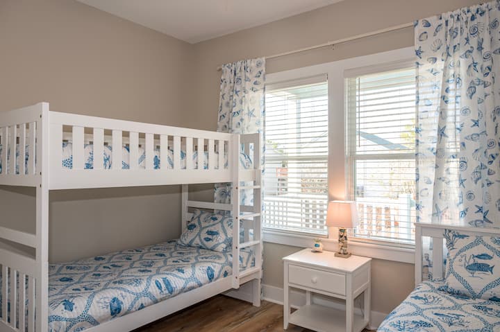 يستمتع الأطفال بسرير بطابقين وسرير مزدوج مع مسند! النوم 4 في المجموع!