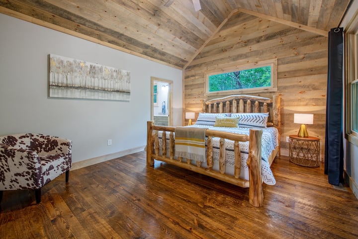 Საძინებელი 1 - En Suite Master with Log King Bed და შესასვლელი კარადა თქვენი ტანსაცმლისა და ნივთების უამრავი სათავსოთი
