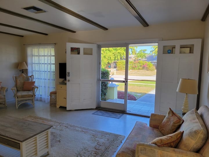 Moje dvojité dvere. Betty a ja radi otvárame dvojité dvere a veľký posuvník na Lanai a nechávame cez ňu fúkať vánok... Je to to najlepšie!