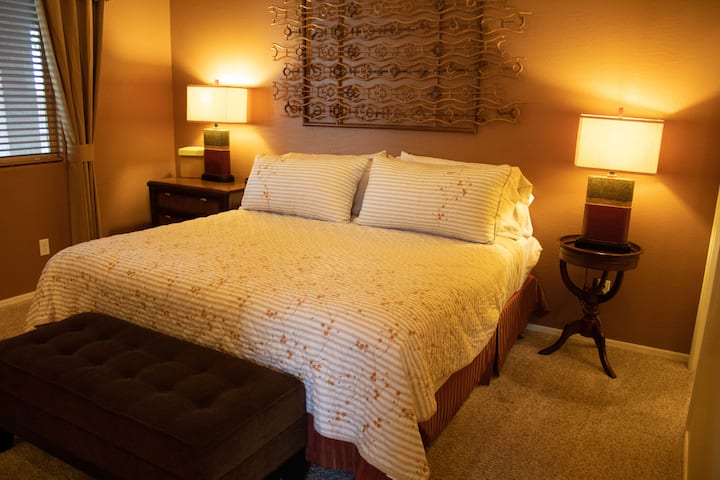 Dormitorio principal: cama tamaño king