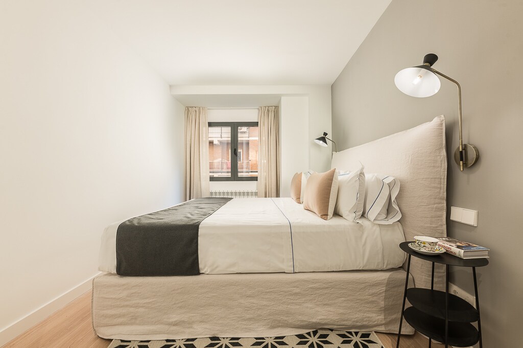 غرفة نوم بسرير 180 × 200 وحمام داخلي -  غرفة نوم بسرير 180 × 200 وحمام داخلي. 