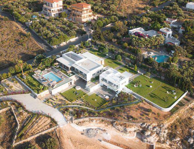 Sea View 4BR Villa | Heated pool | Sauna gallery image 5