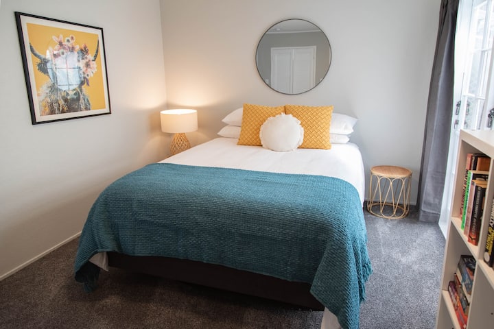 Chumba cha kulala cha malkia cha ghorofa ya chini