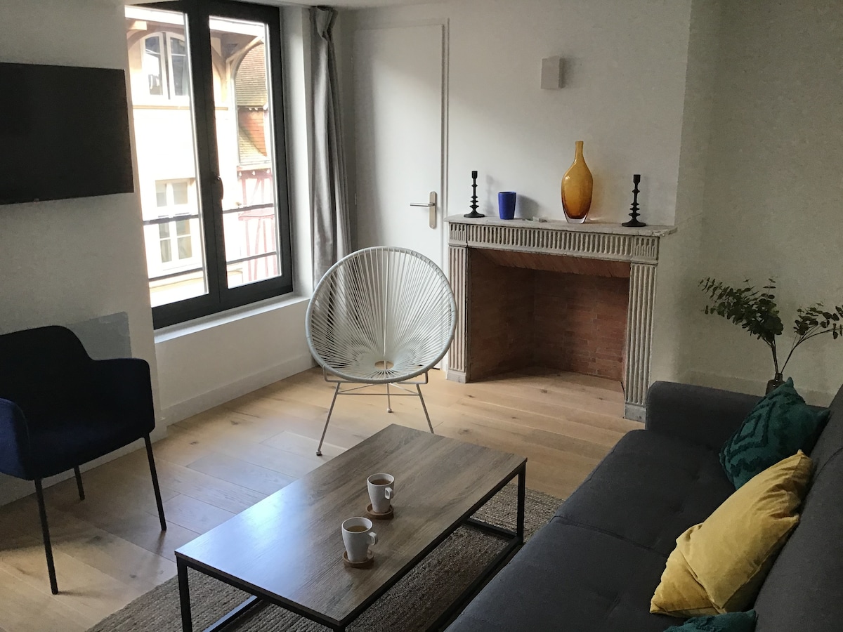 Popular Airbnb listing: Rouen Hyper Centre. Charming in pedestrian street in C.H.U.R. / Place Saint Marc / Martainville / Croix De Pierre / Saint Nicaise