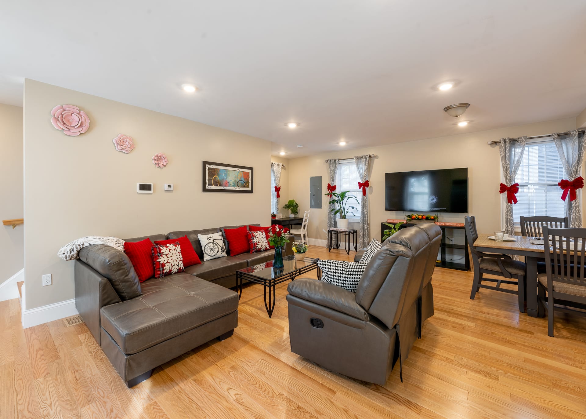 Entire 5BR Large Family House near Perry Beach • Pet-Friendly w/Parking 284