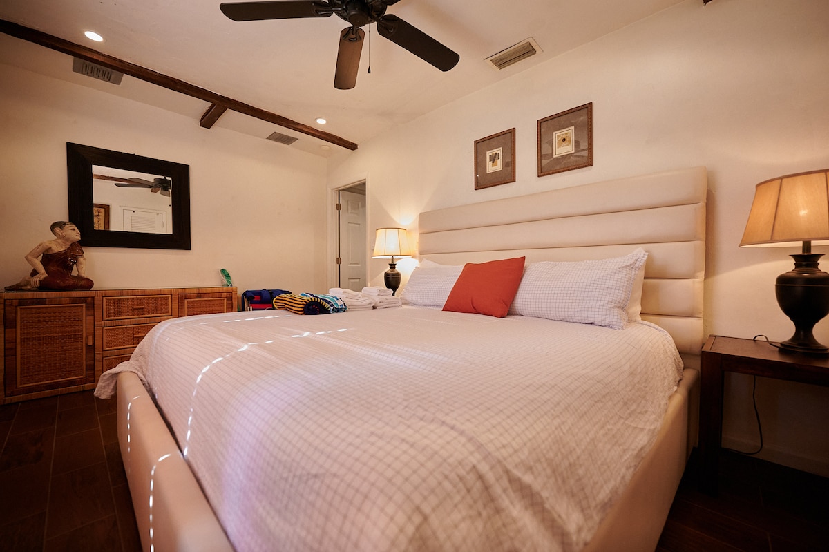 Chumba cha kulala cha mbele cha chumba cha kulala na kitanda cha ukubwa wa mfalme