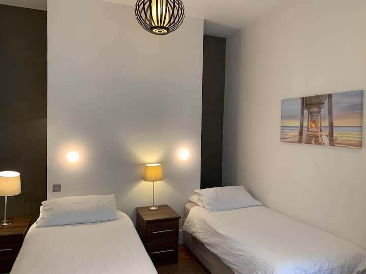 Dhoma e gjumit 2 tregon konfigurimin e dy krevateve tek. Mund të mblidhet së bashku për të bërë krevat me përmasa super mbretërore.