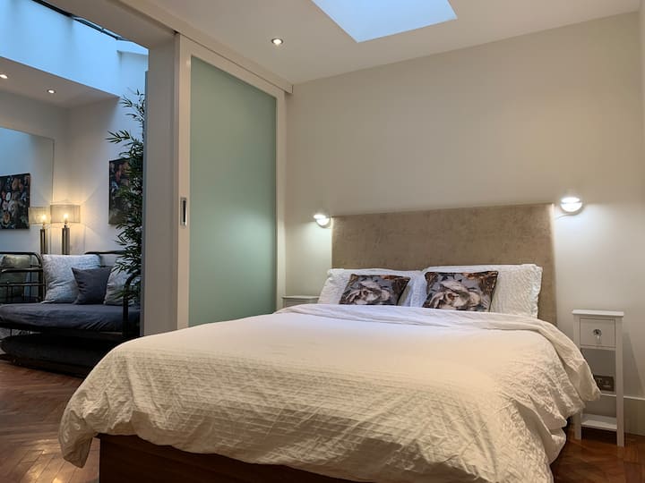 Dhomë gjumi kryesore me krevat dopio "king size" dhe dritë qielli sipër