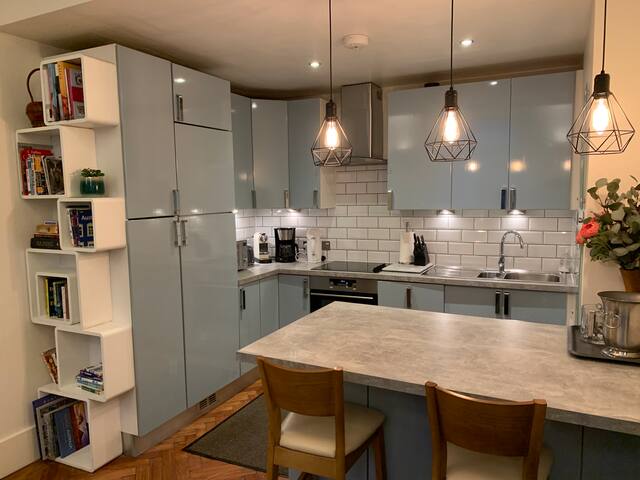 Hyde Park 3bed w/patio seen on House Hunters Int’l gallery image 5