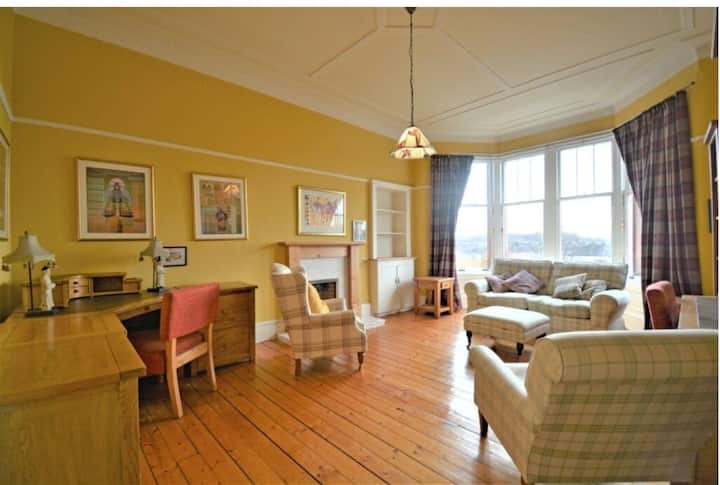 Lovely 2 Bedroom Flat By Park (Near Station) - Glasgow