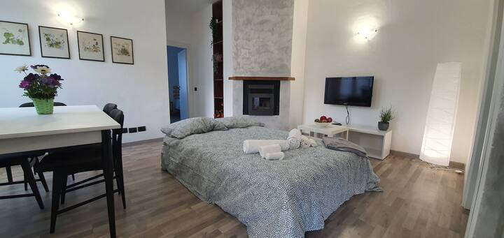 A few more guests? No problem. The sofa bed (145x200) can accommodate a group of 5 friends inside the house 