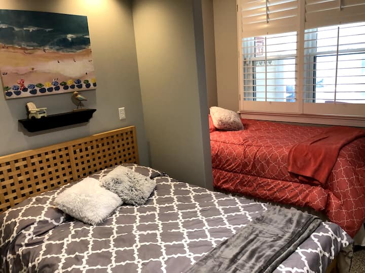 Deuxième chambre avec lits doubles et simples.