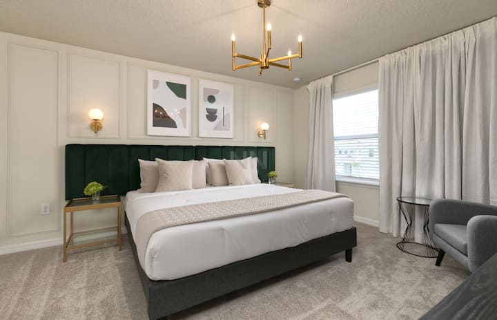 Kwa mapambo ya kisasa na mazingira ya kisasa, chumba cha ghorofani kina kitanda cha ukubwa wa mfalme na muundo wote kwa wale ambao wanataka kupumzika kwa starehe na mtindo.