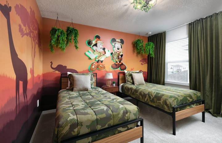 Watoto na vijana watapenda chumba hiki. Ikiwa na vitanda viwili vya mtu mmoja, sehemu hiyo ina mapambo ya safari na vitu vinavyorejelea tabia ya Mickey Mouse.