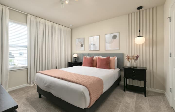 Chumba cha juu kilicho na kitanda cha ukubwa wa queen na mapambo ya kisasa. Starehe na usafishaji katika mazingira sawa.